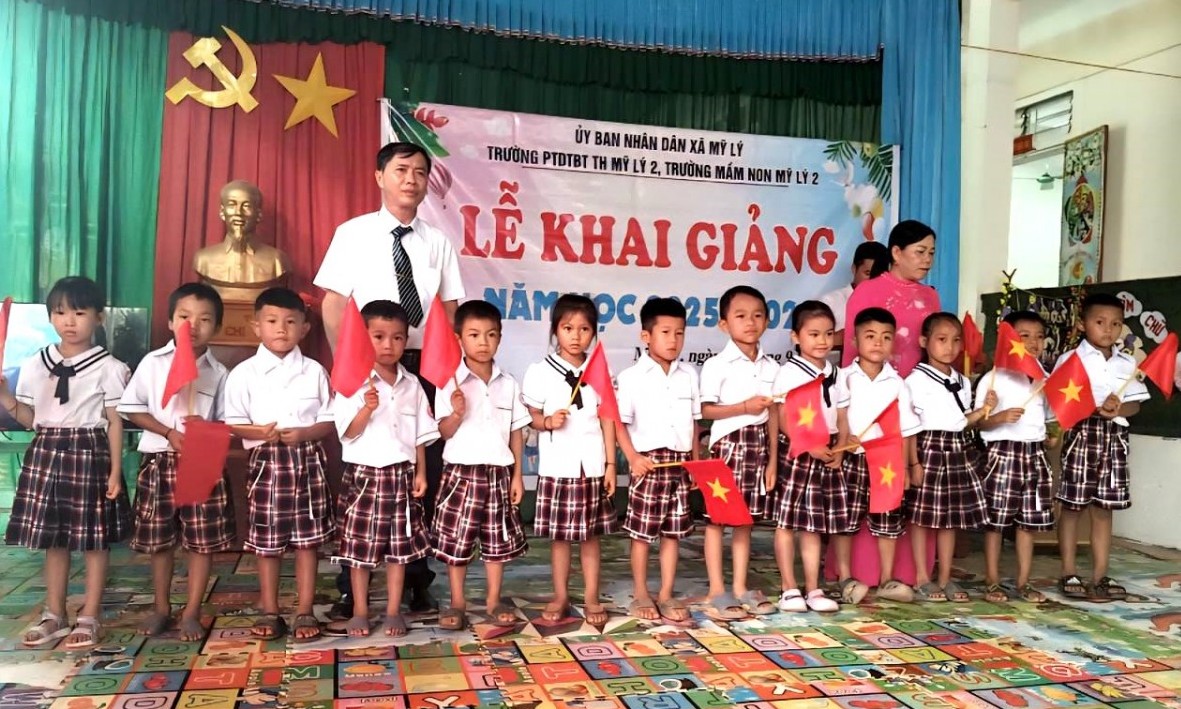 Học sinh vùng lũ xứ Nghệ nô nức khai giảng năm học mới