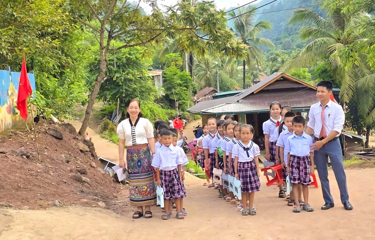 Học sinh vùng lũ xứ Nghệ nô nức khai giảng năm học mới