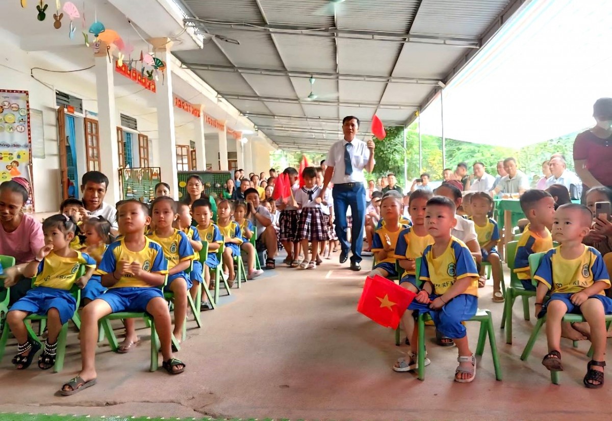 Học sinh vùng lũ xứ Nghệ nô nức khai giảng năm học mới