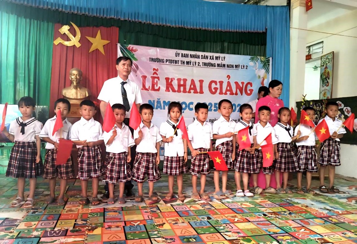 Học sinh vùng lũ xứ Nghệ nô nức khai giảng năm học mới
