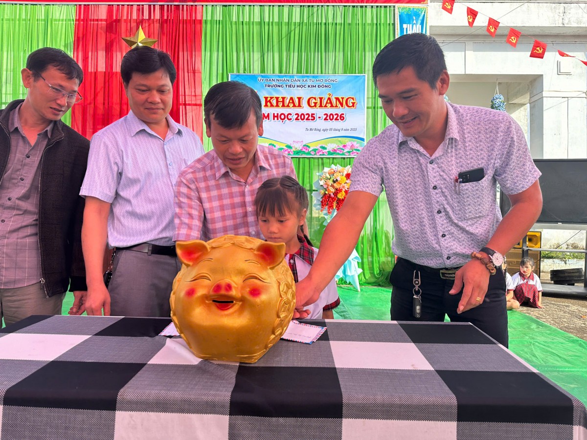 Trường vùng cao Quảng Ngãi gây quỹ nuôi học sinh mồ côi nhân dịp khai giảng