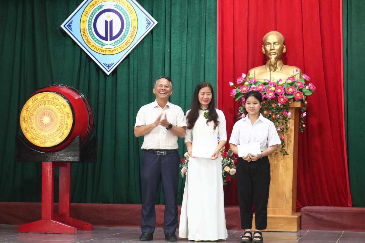 Trường vùng cao Quảng Ngãi gây quỹ nuôi học sinh mồ côi nhân dịp khai giảng