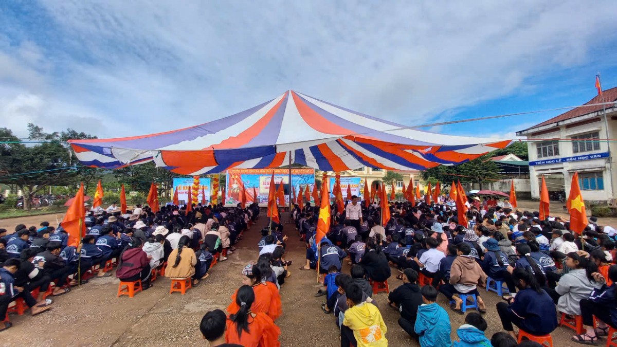 Trường vùng cao Quảng Ngãi gây quỹ nuôi học sinh mồ côi nhân dịp khai giảng