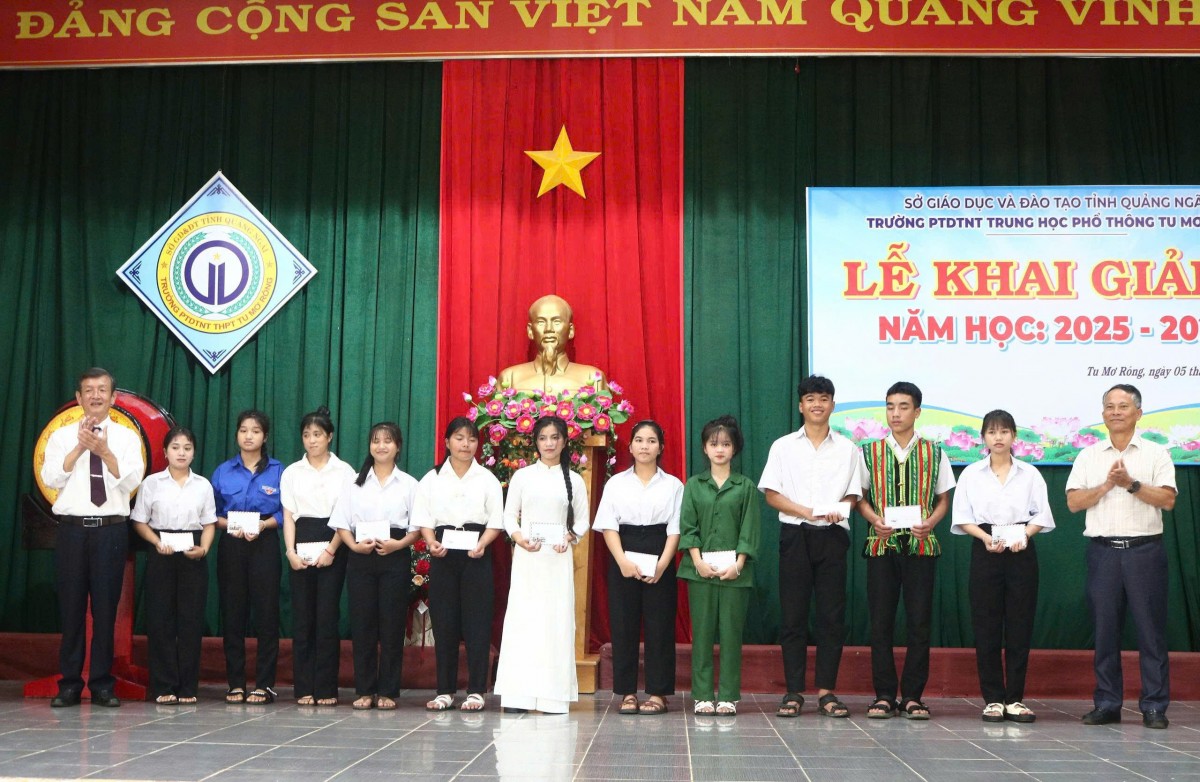 Trường vùng cao Quảng Ngãi gây quỹ nuôi học sinh mồ côi nhân dịp khai giảng