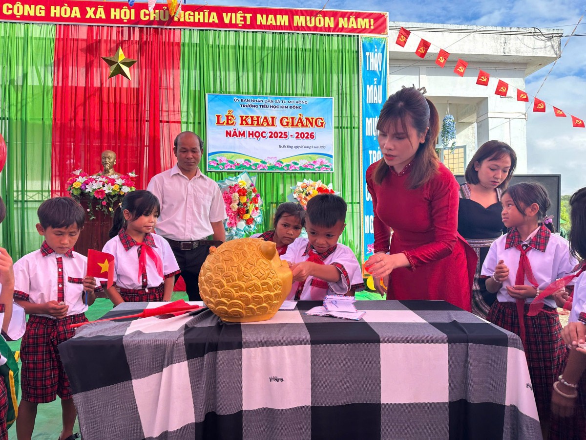 Trường vùng cao Quảng Ngãi gây quỹ nuôi học sinh mồ côi nhân dịp khai giảng
