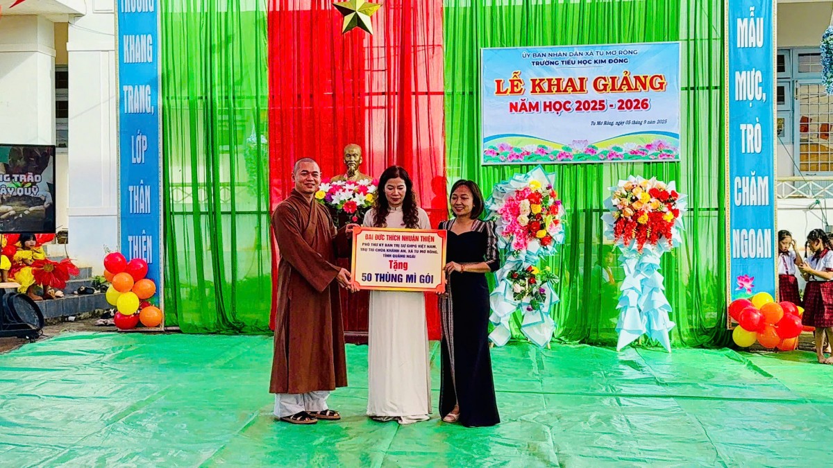 Trường vùng cao Quảng Ngãi gây quỹ nuôi học sinh mồ côi nhân dịp khai giảng