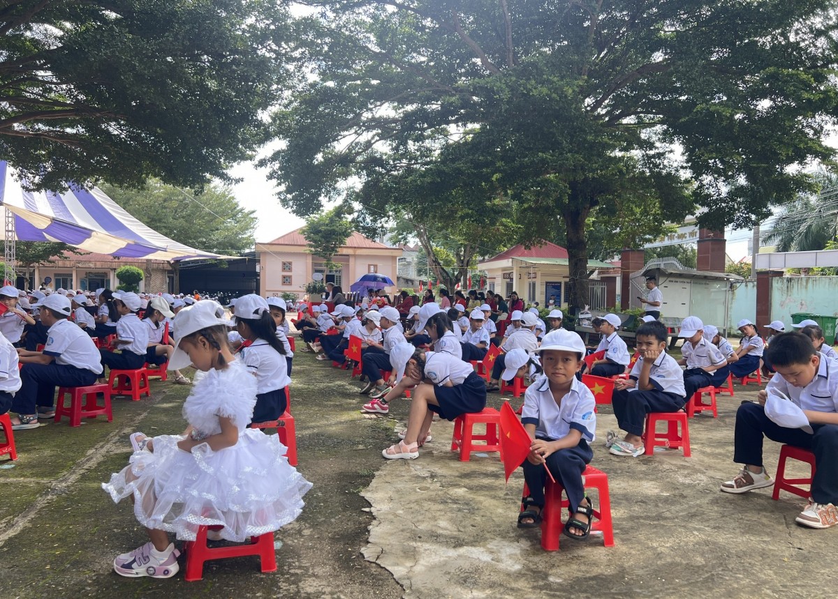 Trường Tiểu học Nguyễn Thị Minh Khai hân hoan khai giảng năm học mới