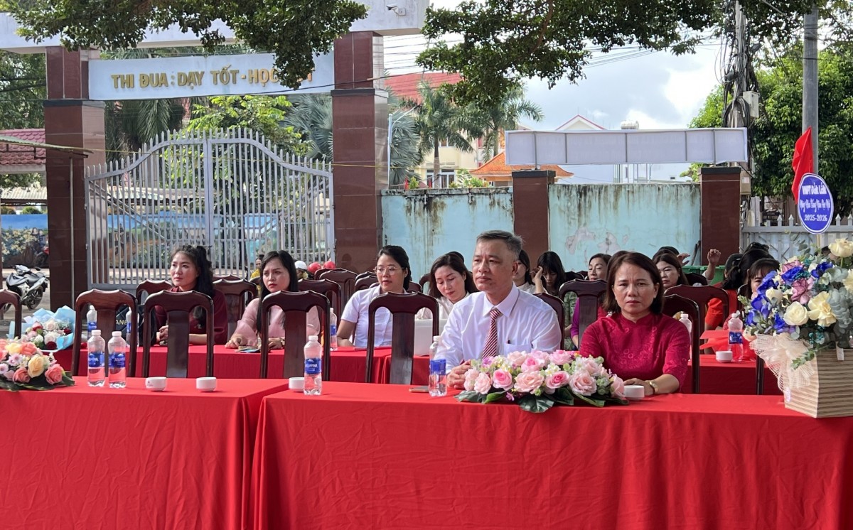 Trường Tiểu học Nguyễn Thị Minh Khai hân hoan khai giảng năm học mới