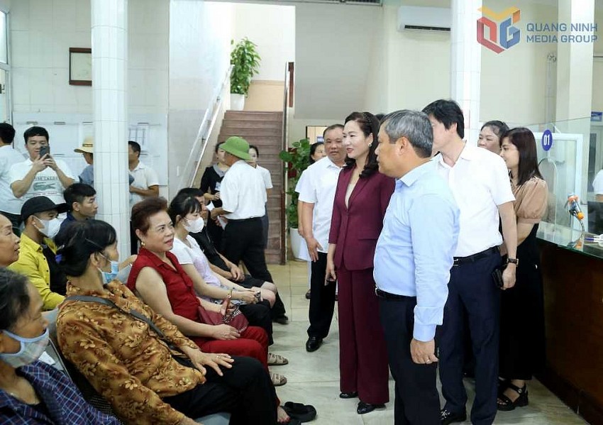Bí thư Tỉnh ủy trò chuyện với người dân đến khám bệnh tại Trung tâm Y tế Uông Bí.