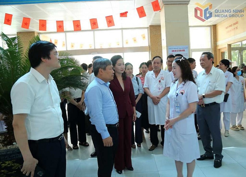 Bí thư Tỉnh ủy cùng đoàn công tác kiểm tra tại Trung tâm Y tế Quảng Yên.