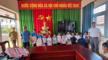 Tặng quà cho học sinh dân tộc thiểu số có hoàn cảnh khó khăn tại xã Đắk Song
