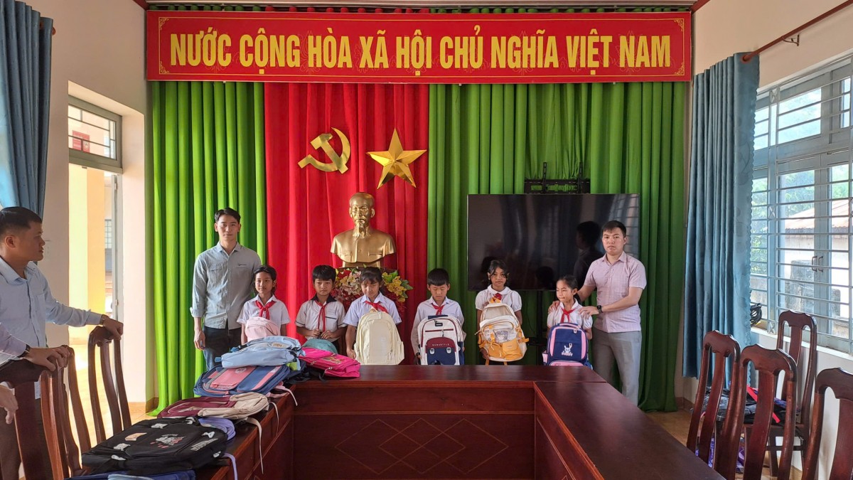 Tặng quà cho học sinh dân tộc thiểu số có hoàn cảnh khó khăn tại xã Đắk Song