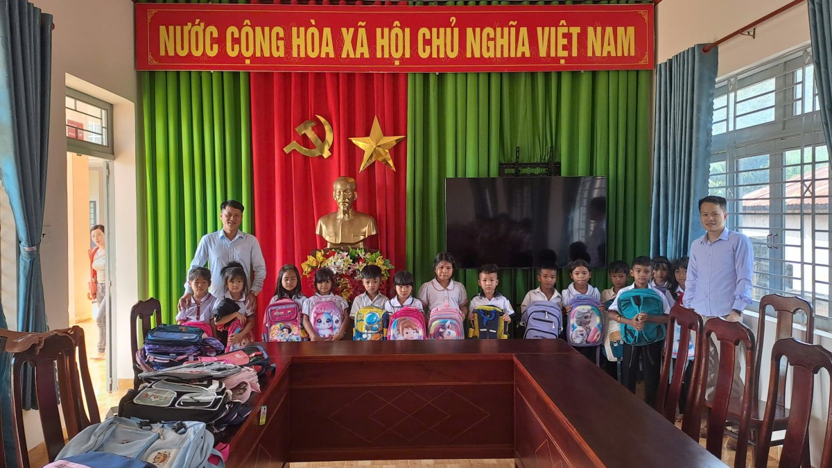 Tặng quà cho học sinh dân tộc thiểu số có hoàn cảnh khó khăn tại xã Đắk Song