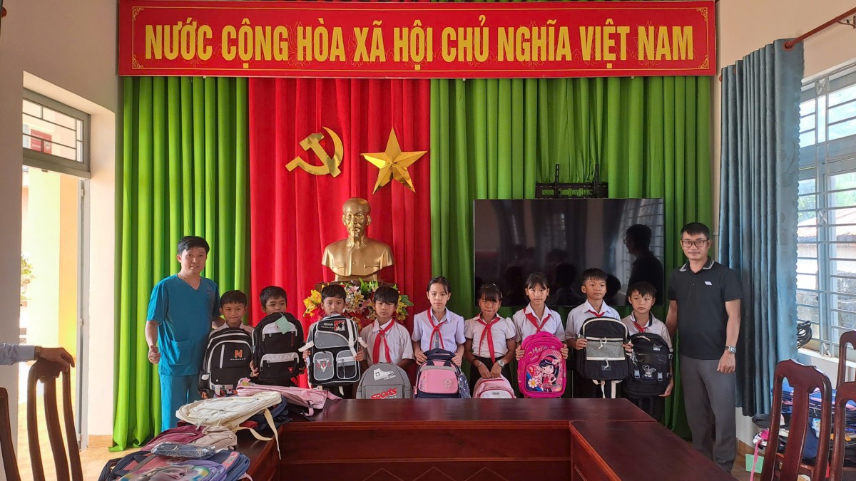 Tặng quà cho học sinh dân tộc thiểu số có hoàn cảnh khó khăn tại xã Đắk Song