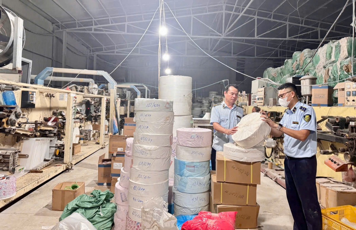 Phát hiện xưởng sản xuất hàng trăm ngàn bỉm trẻ em, băng vệ sinh giả