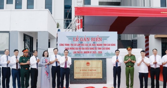 Cao Bằng: Gắn biển Công trình trụ sở làm việc các sở, ban, ngành tỉnh