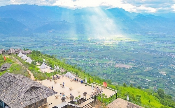 Phát triển kinh tế du lịch gắn với nông nghiệp hữu cơ và bảo tồn văn hóa bản địa