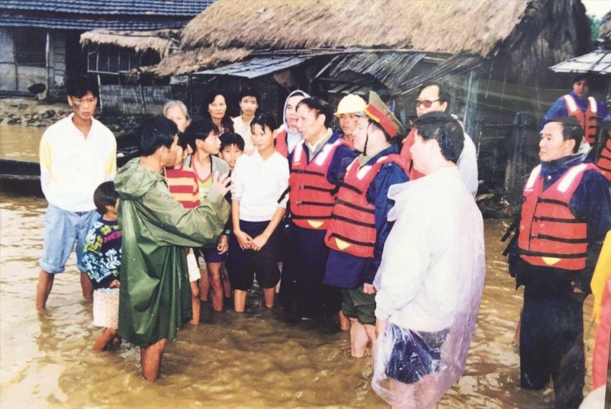 Với nguyên Bộ trưởng Lê Huy Ngọ: Ký ức một thời bão lũ