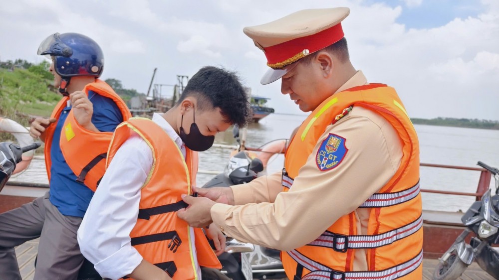 Hà Nội: Tăng cường bảo đảm an toàn giao thông đường thủy cho học sinh trước thềm năm học mới