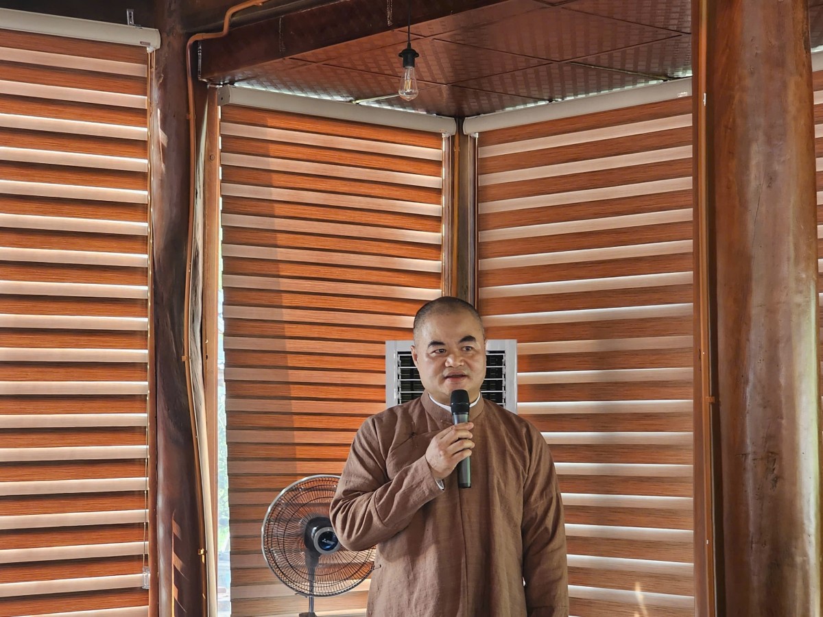 Khách quốc tế “mãn nhãn” tham quan Công viên Trà hoa vàng Ninh Bình