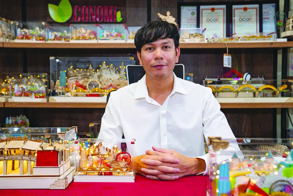 Gặp gỡ nghệ nhân chế tác mô hình gỗ gần tròn thập kỷ ở Đà Nẵng