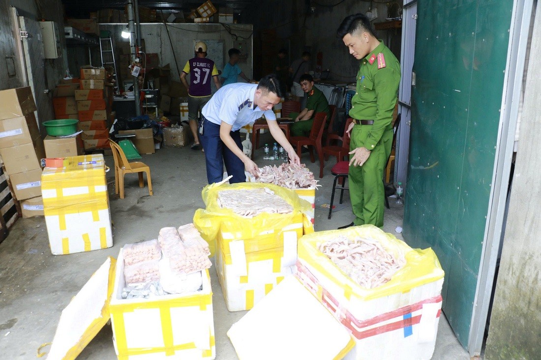 Nghệ An: Phát hiện hàng nghìn chân gà, xúc xích, nem chua không rõ nguồn gốc