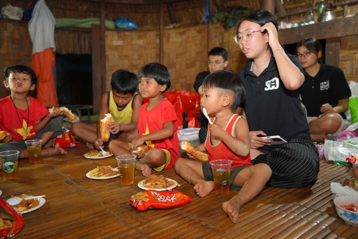 Trẻ em làng Aur háo hức đón mùa Trung thu đầu tiên