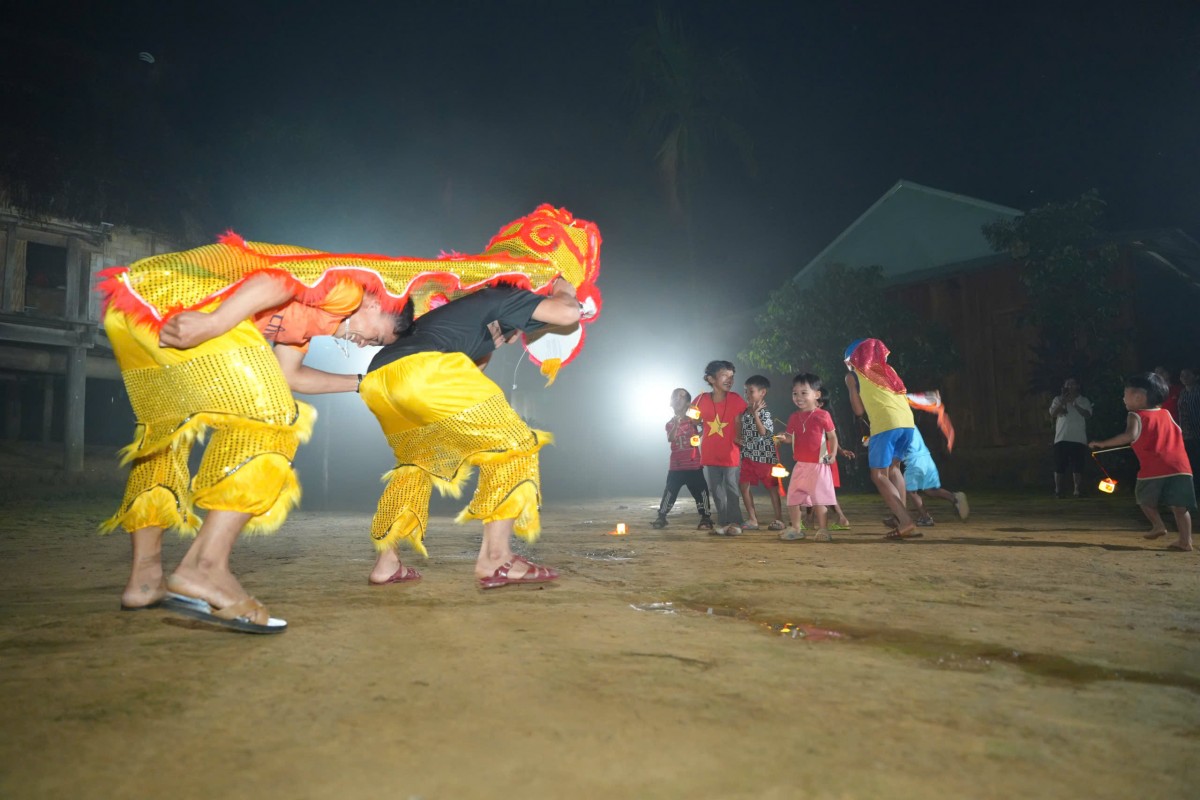 Trẻ em làng Aur háo hức đón mùa Trung thu đầu tiên