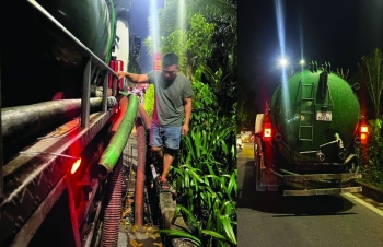 50m3 chất thải bị xả trộm xuống sông Tô Lịch gây ô nhiễm môi trường nghiêm trọng