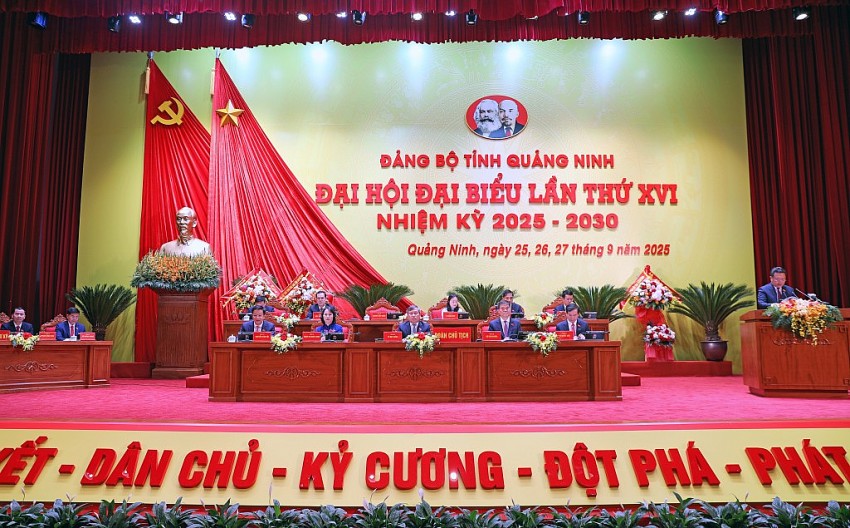 Đoàn Chủ tịch Đại hội.