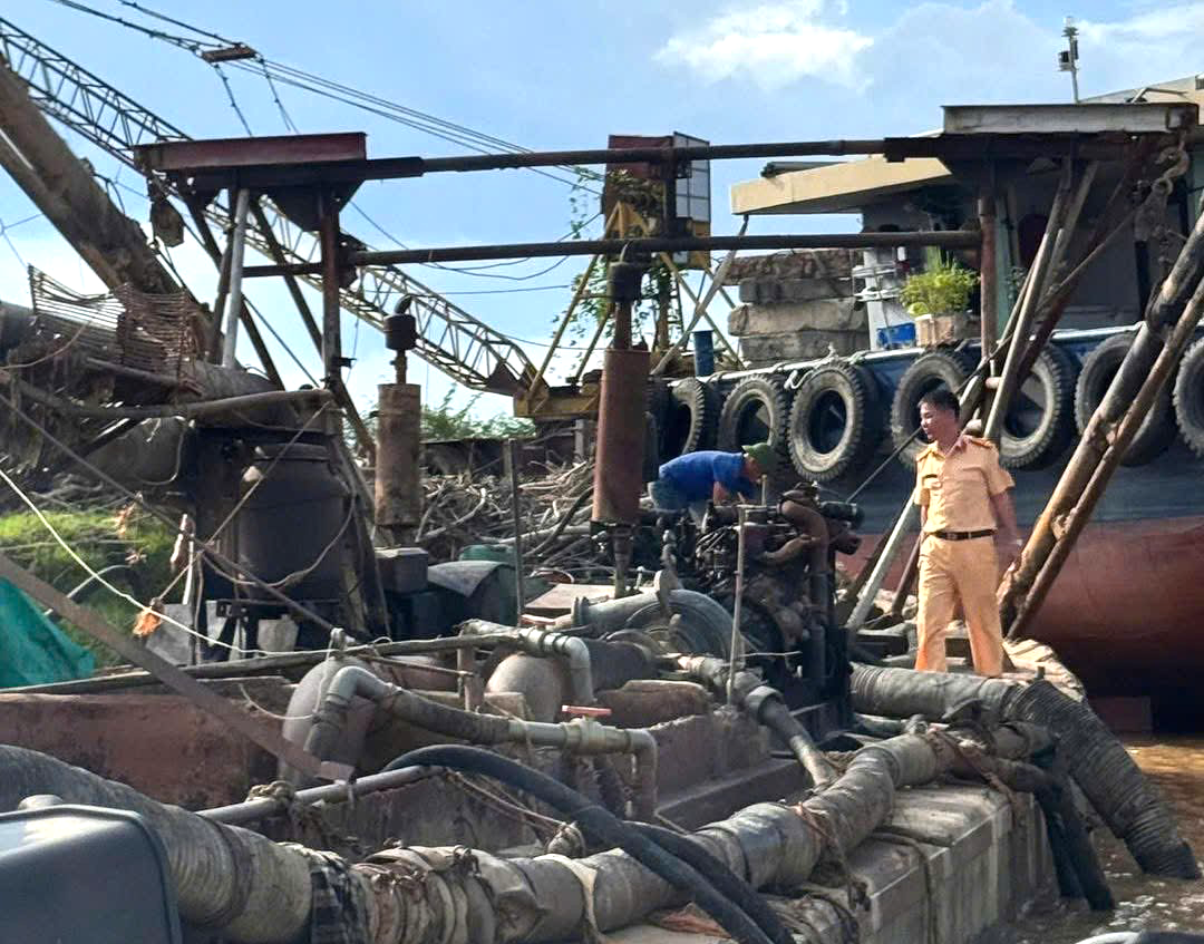 Bắc Ninh: Bắt giữ tàu hút cát trái phép trên sông Lục Nam