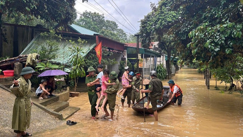 Những hộ dân ven biển được lực lượng chúc năng đưa đến nơi an toàn tránh bão. 