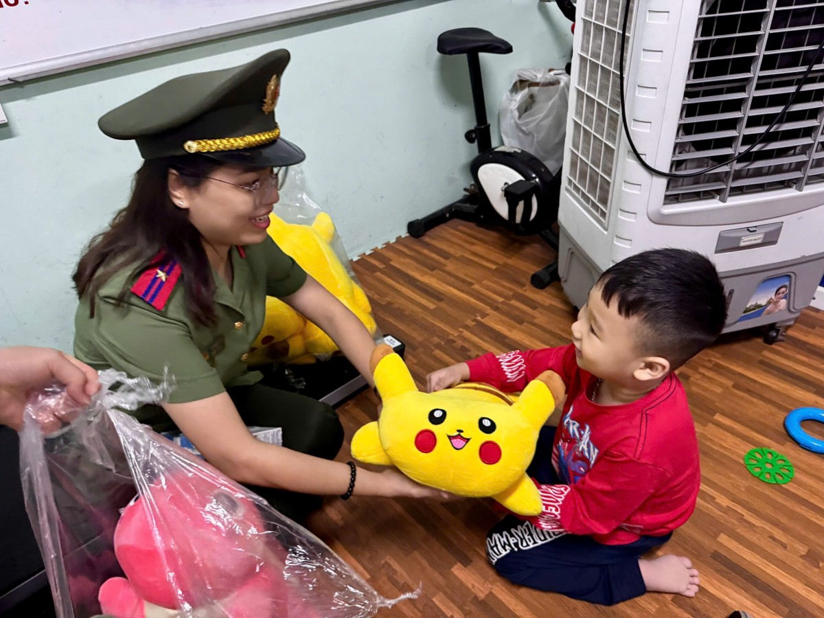 CAP Tây Hồ trao tặng 100 suất quà cho các bệnh nhi khuyết tật