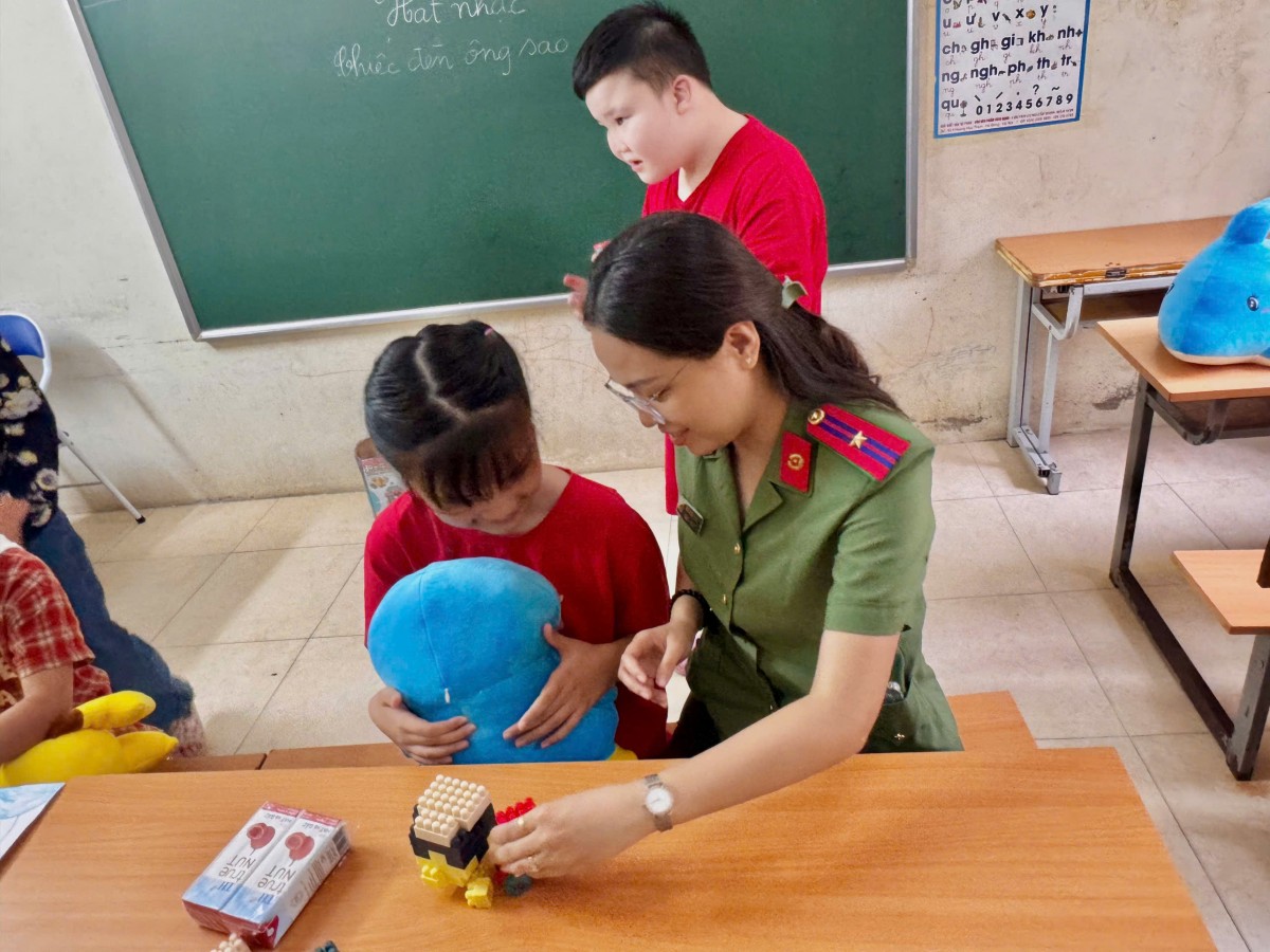 CAP Tây Hồ trao tặng 100 suất quà cho các bệnh nhi khuyết tật