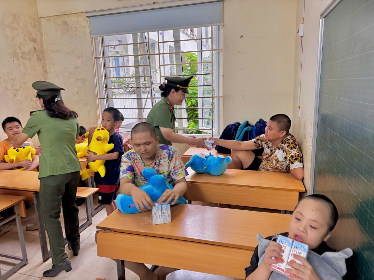 CAP Tây Hồ trao tặng 100 suất quà cho các bệnh nhi khuyết tật