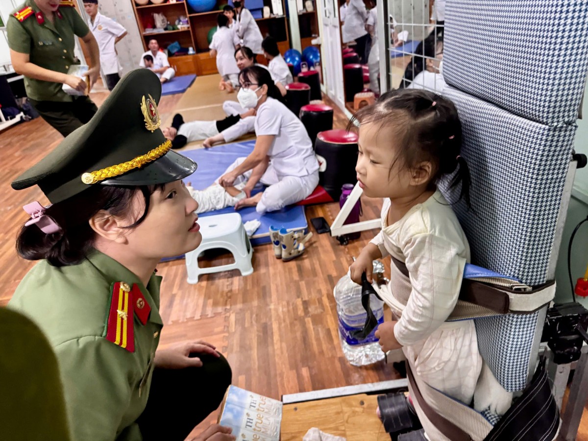 CAP Tây Hồ trao tặng 100 suất quà cho các bệnh nhi khuyết tật