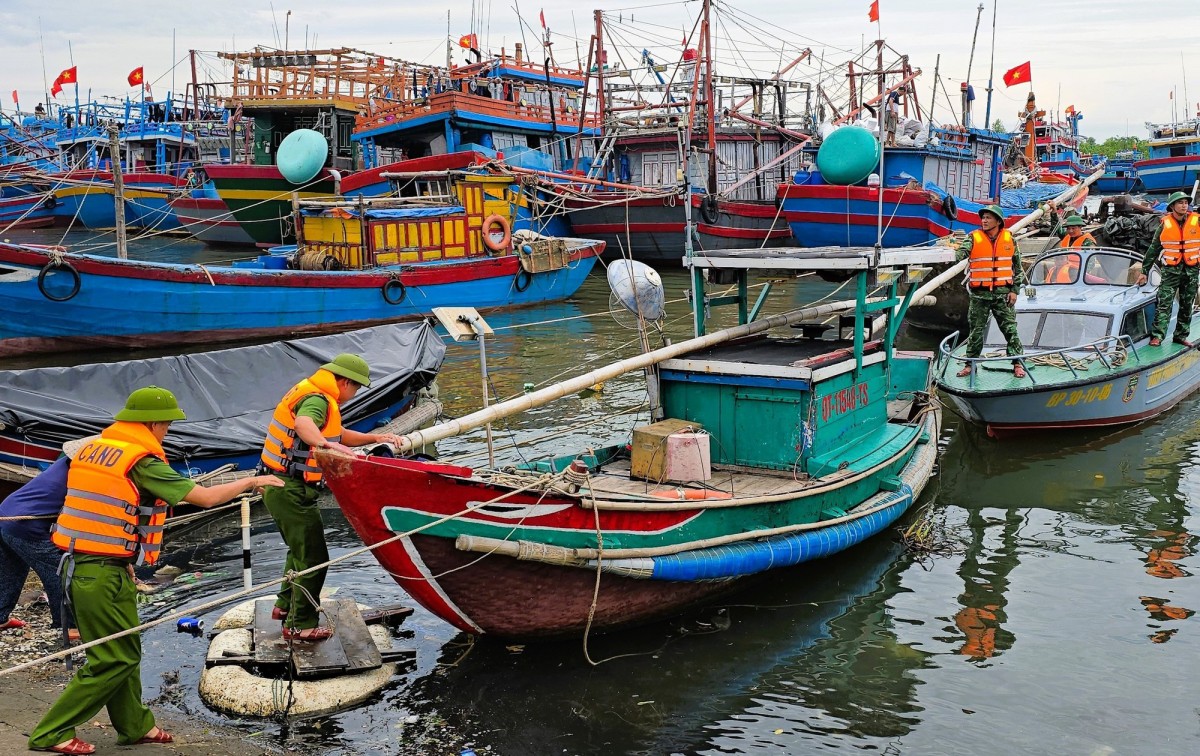 Thủ tướng yêu cầu khẩn trương khắc phục hậu quả bão số 10 và mưa lũ