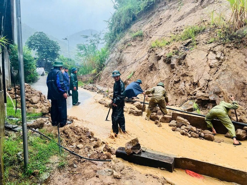 Lực lượng bộ đội Biên phòng cùng nhân dân khẩn trương khắc phục các điểm sạt lở để giao thông được thông suốt. 