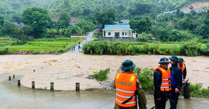 Mưa lớn gây ngập khiến nhiều hộ dân tại các xã biên giới Quang Chiểu, Mường Chanh bị cô lập. 