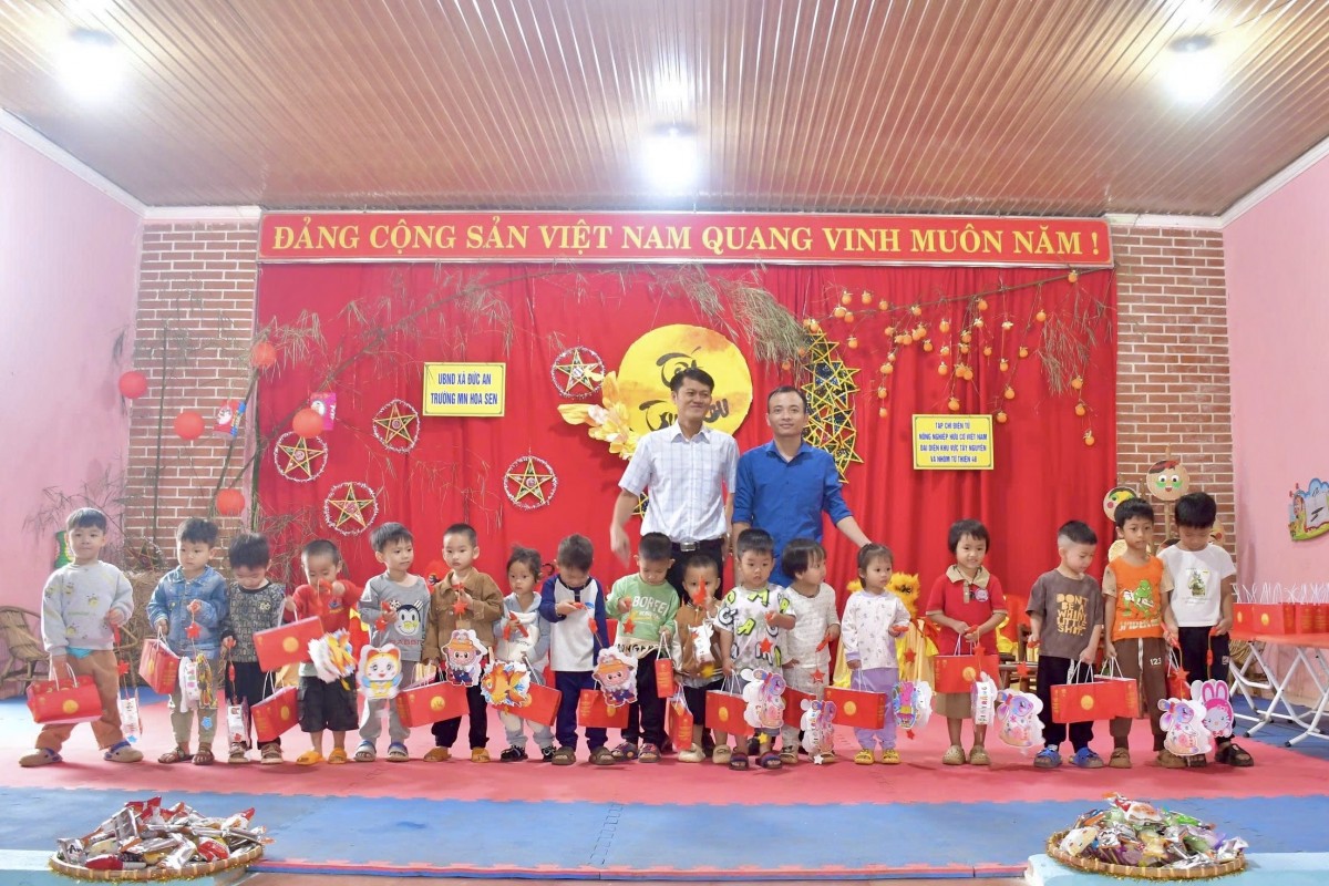 Mang Trung thu ấm áp đến học sinh có hoàn cảnh khó khăn ở xã Đức An