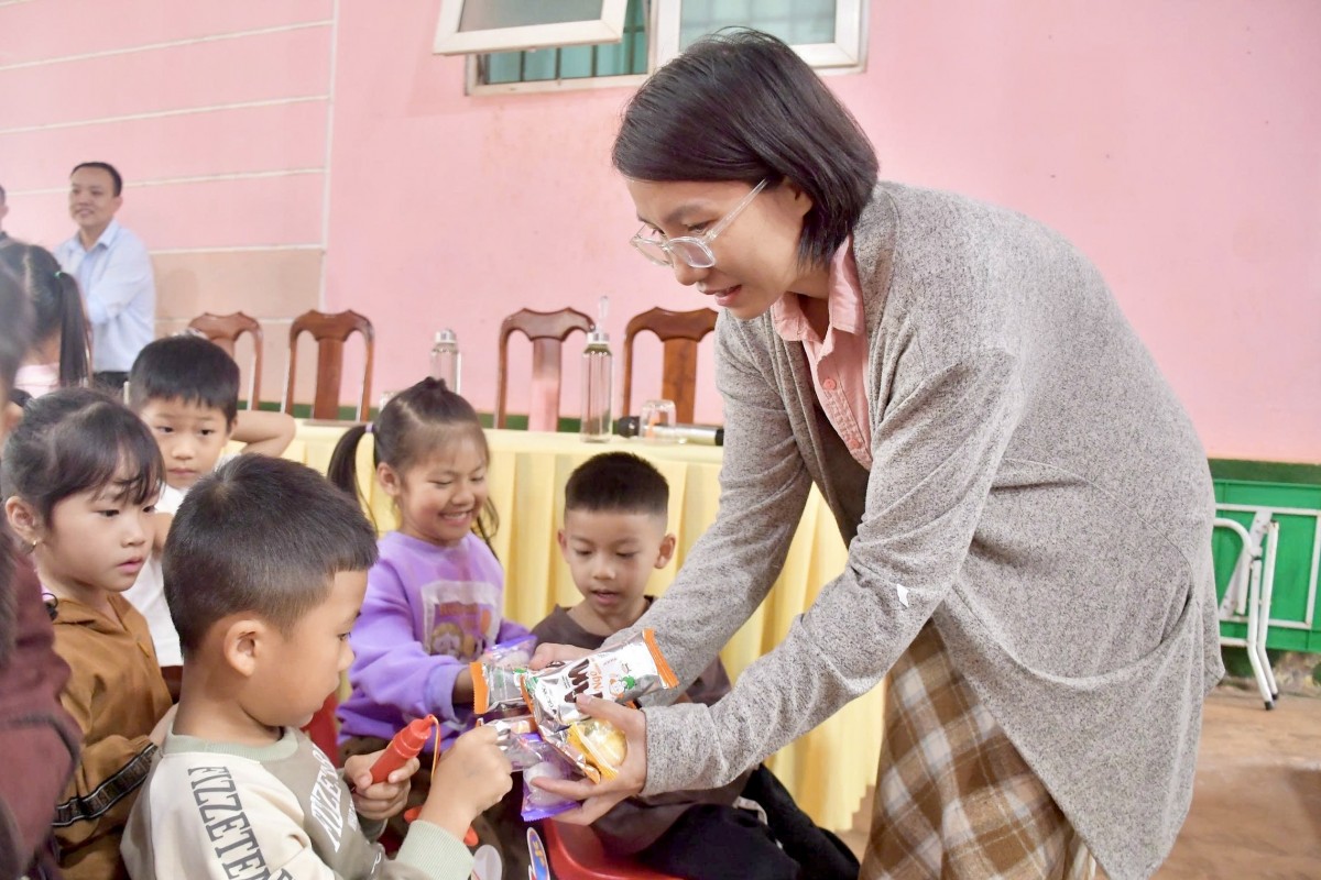 Mang Trung thu ấm áp đến học sinh có hoàn cảnh khó khăn ở xã Đức An