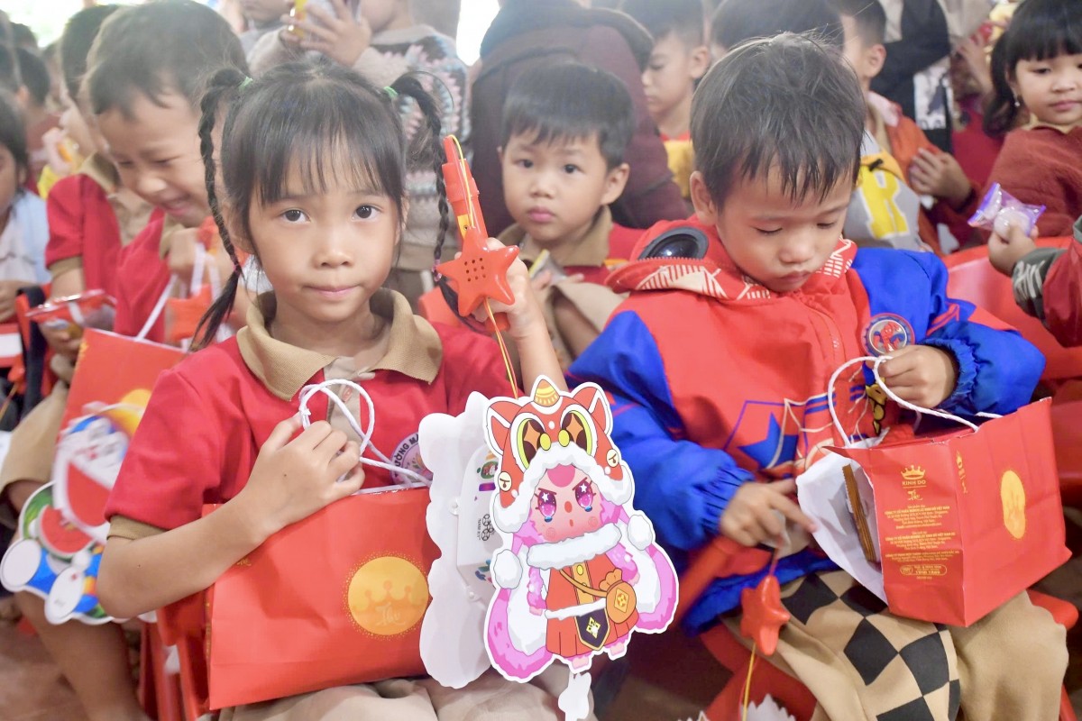 Mang Trung thu ấm áp đến học sinh có hoàn cảnh khó khăn ở xã Đức An