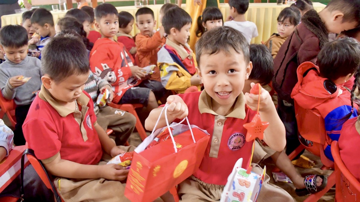 Mang Trung thu ấm áp đến học sinh có hoàn cảnh khó khăn ở xã Đức An