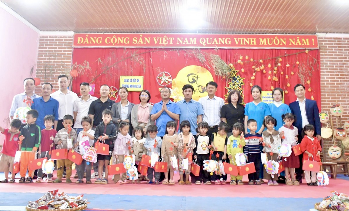 Mang Trung thu ấm áp đến học sinh có hoàn cảnh khó khăn ở xã Đức An