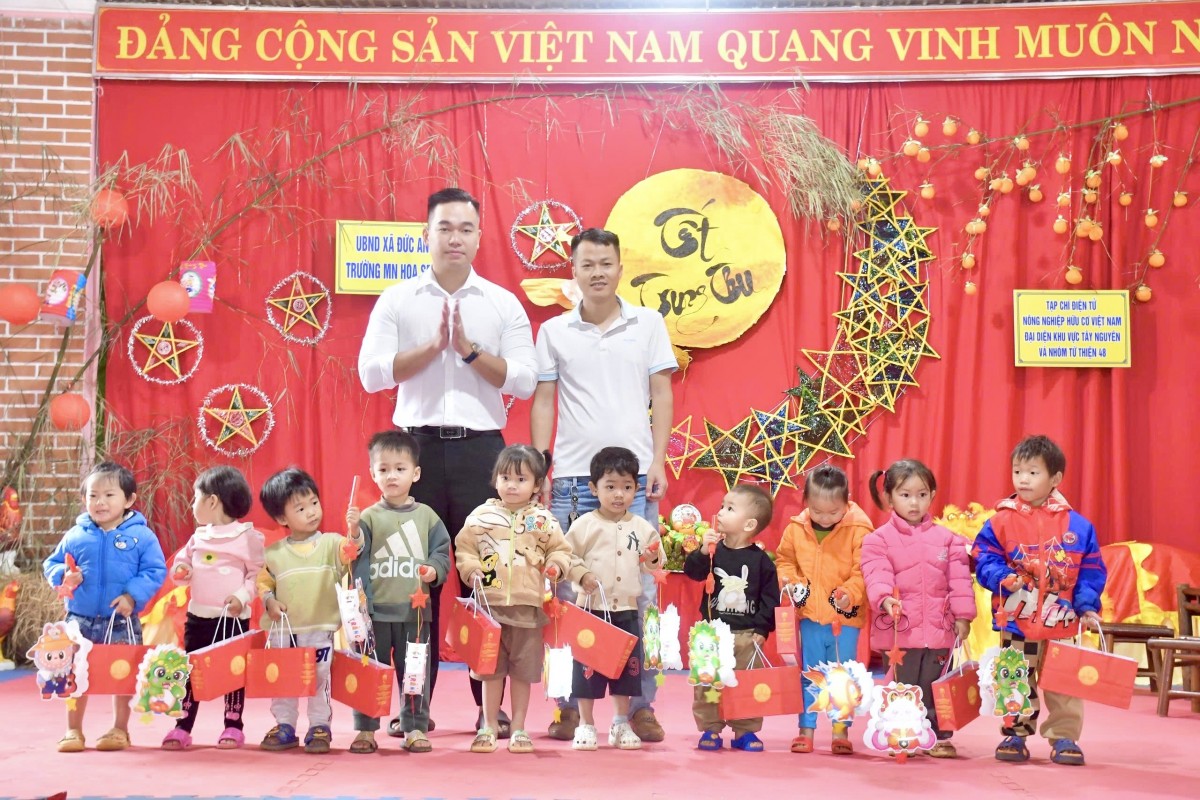 Mang Trung thu ấm áp đến học sinh có hoàn cảnh khó khăn ở xã Đức An