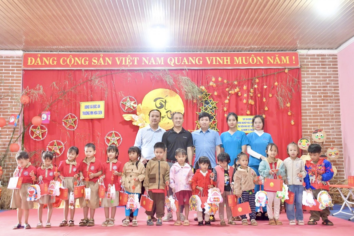 Mang Trung thu ấm áp đến học sinh có hoàn cảnh khó khăn ở xã Đức An
