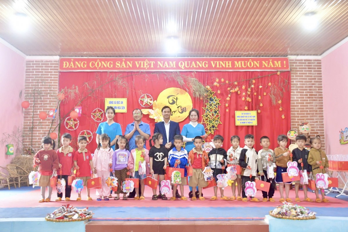 Mang Trung thu ấm áp đến học sinh có hoàn cảnh khó khăn ở xã Đức An