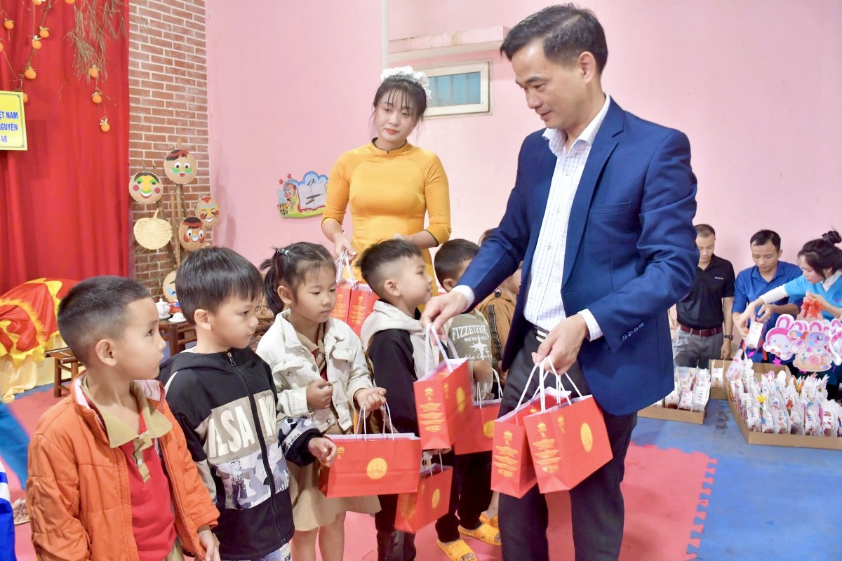 Mang Trung thu ấm áp đến học sinh có hoàn cảnh khó khăn ở xã Đức An