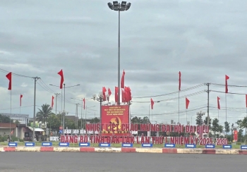 Tăng cường tuyên truyền, cổ động trực quan chào mừng Đại hội Đảng bộ tỉnh Đắk Lắk lần thứ I