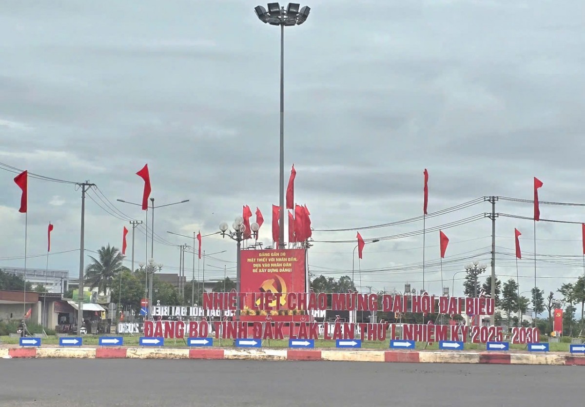 Tăng cường tuyên truyền, cổ động trực quan chào mừng Đại hội Đảng bộ tỉnh Đắk Lắk lần thứ I